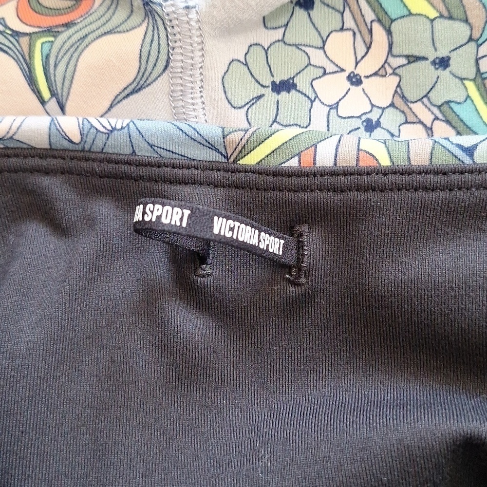 Victoria’s Secret Sport Knockout Vibrant Floral Capri Leggings - Picture 10 of 13